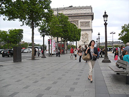 パリ凱旋門前　シャンゼリゼ通り敷石